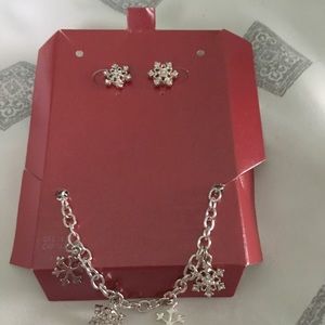 Earnings and bracelet set